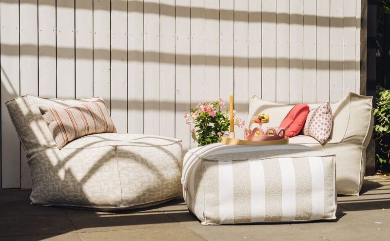 BLOKZ modulaire loungebank in een tuin