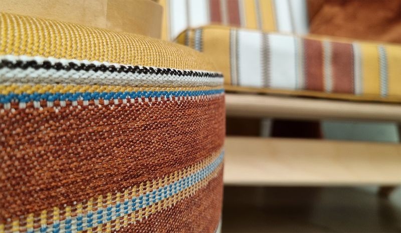 Kleurrijke poef met strepenpatroon