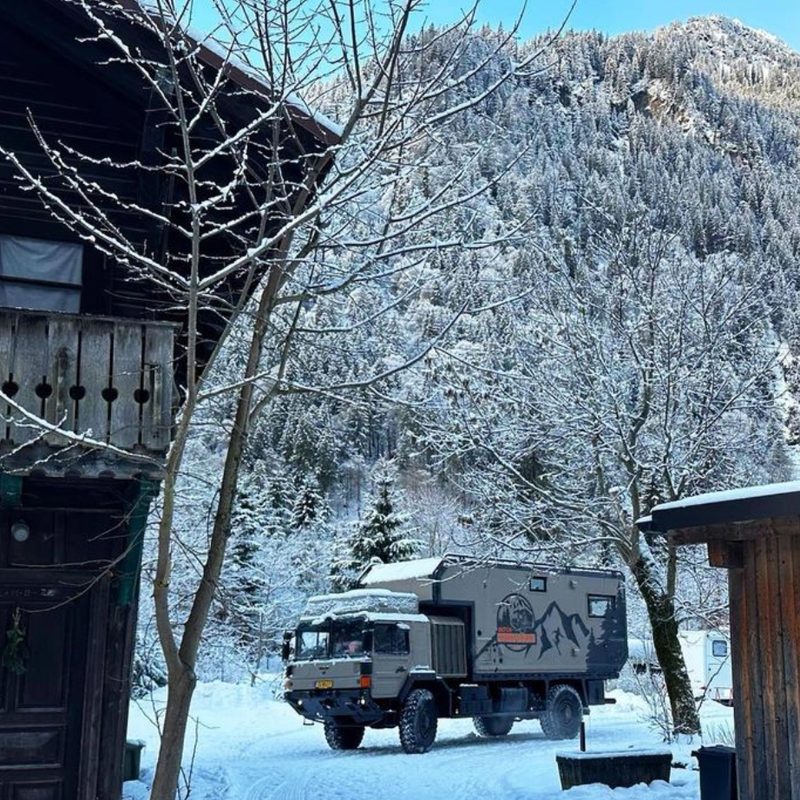 ZITSTUBE IN VERBOUWDE 4WD TRUCK